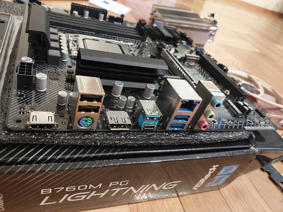 Intel Core i5 12600K + AsRock B760M PG Lightning  DDR5