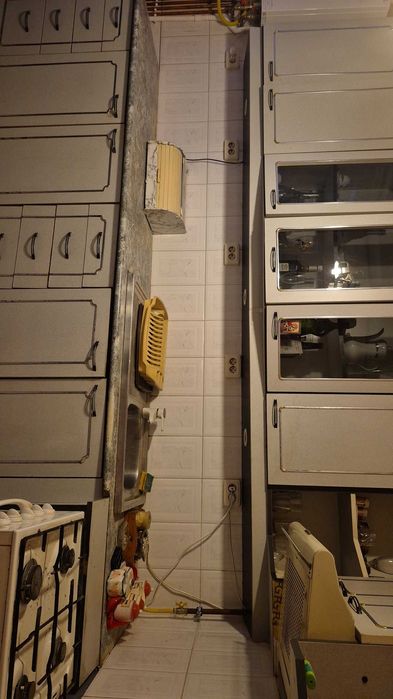 Închiriez parterul unei case cu etaj