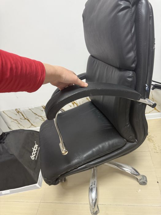 Кожанное кресло офисное