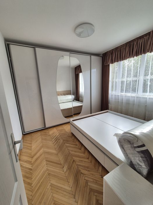 Închiriez apartament cu 4 camere zona Facultăți de litere