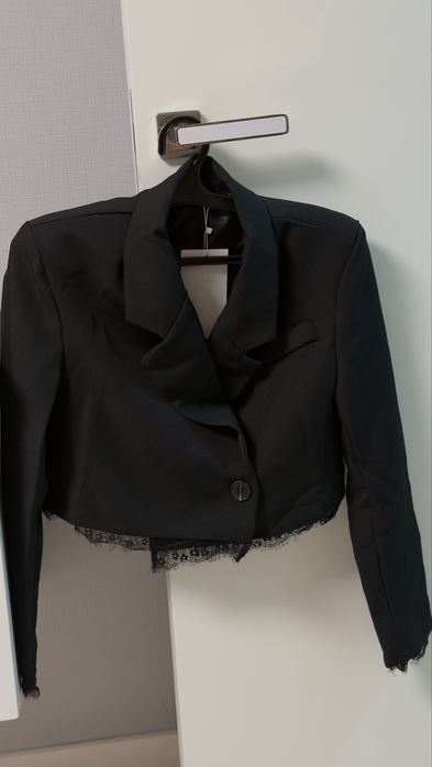 Укороченный пиджак с кружевом