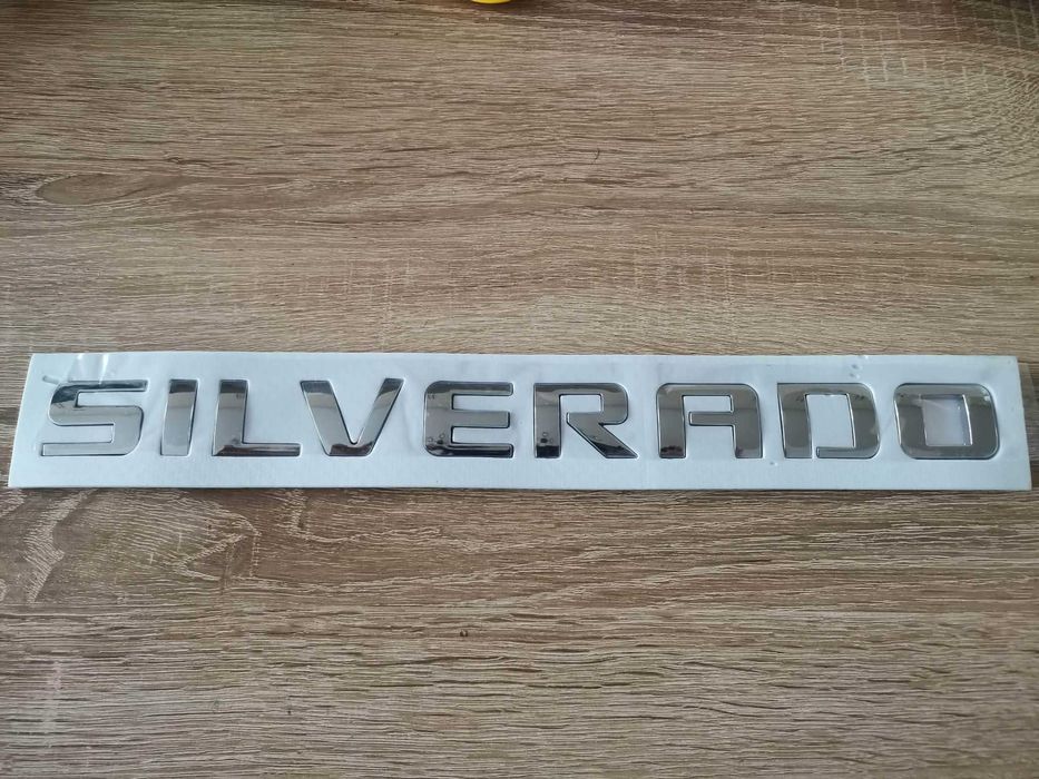 сребрист надпис Chevrolet Silverado