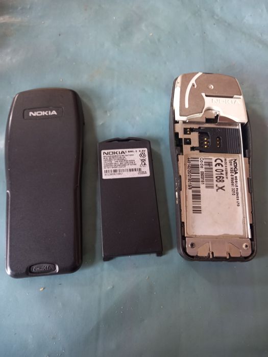 Vând 2 Nokia 3210 de Piesele pt Pasionați sau Colecționari