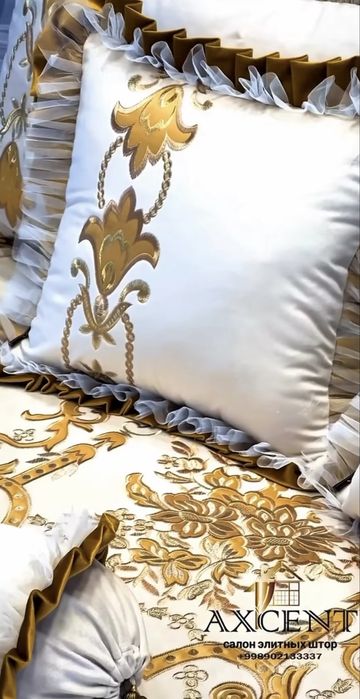 Элитный комплект постельного белья с покрывалом и подушками