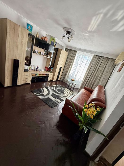 Proprietar vând apartament cu 3 camere trivale