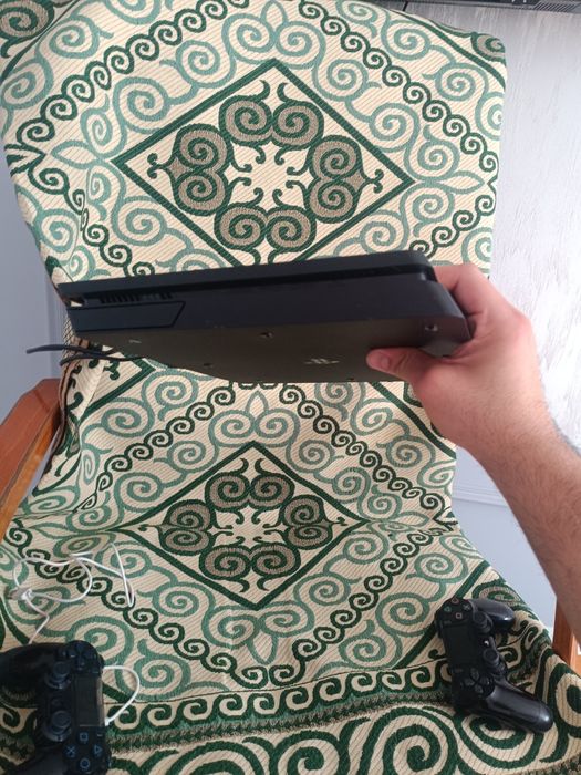 Продаю Playstation 4