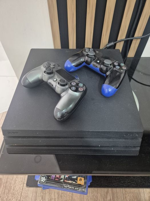 Продам Sony PlayStation 4 Pro 1TB + 2 джойстика + 10 игр