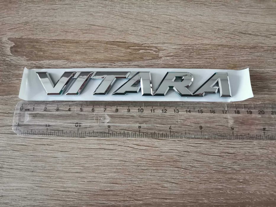 сребрист надпис Suzuki Vitara