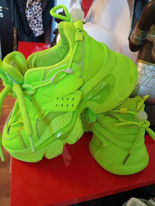 Неоново зелени маратонки