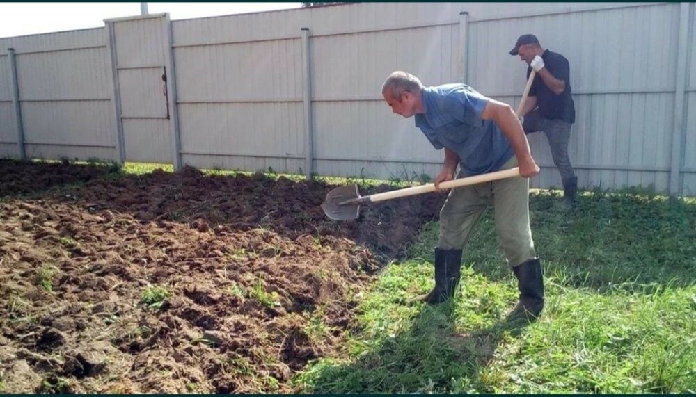 Мы грузчики разнорабочие. Строители.