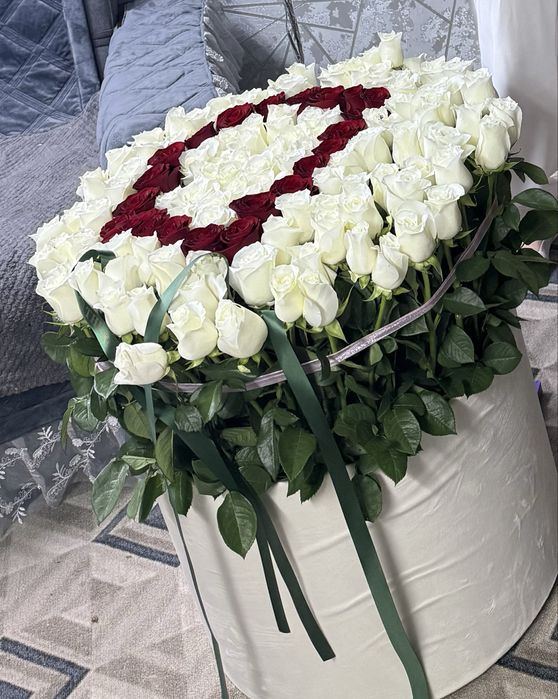 Корзина роз с буквой D.