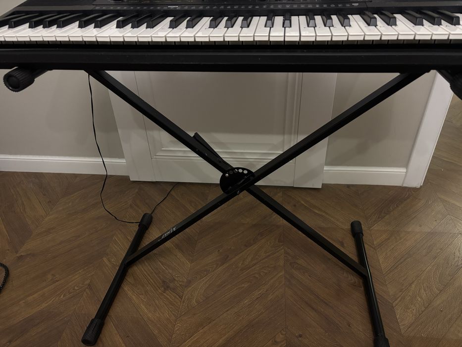 Синтезатор и стойка