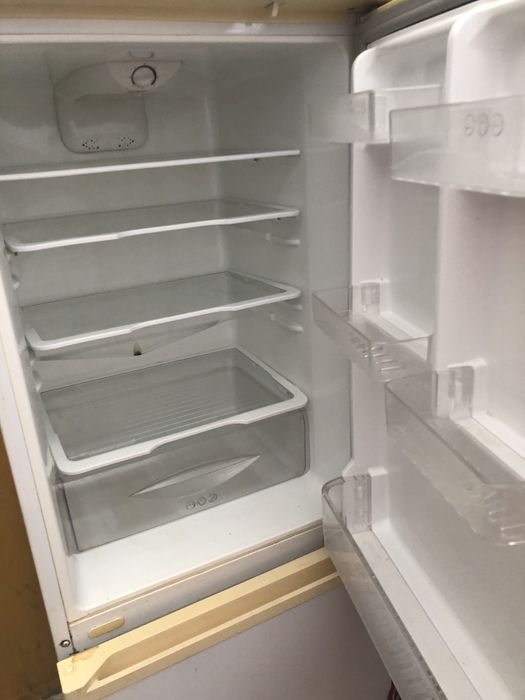 Бытовая техника холодильник