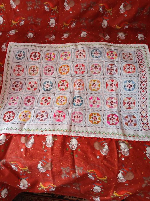 Fata de masa pe etamina