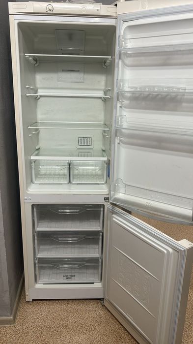 Холодильник indesit үсті жасамайды, марозельнигі жасайды