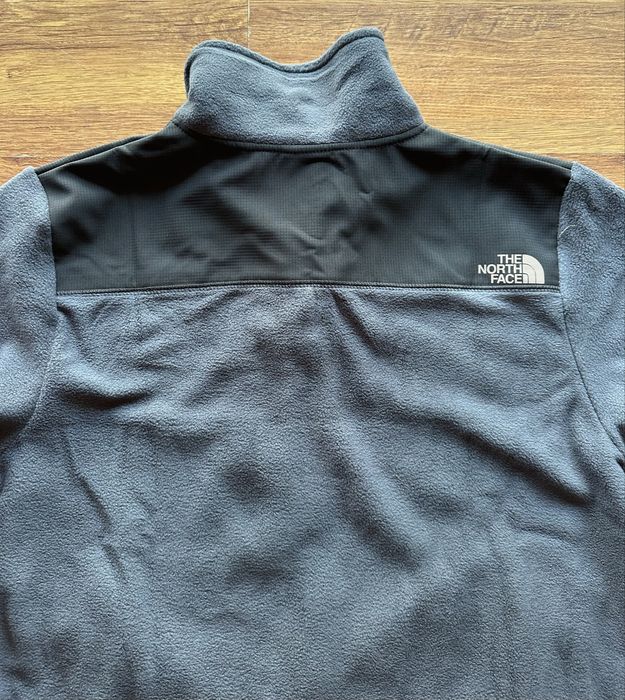 Мъжко,поларно яке The North Face,сив цвят с черно с надпис и на гърба