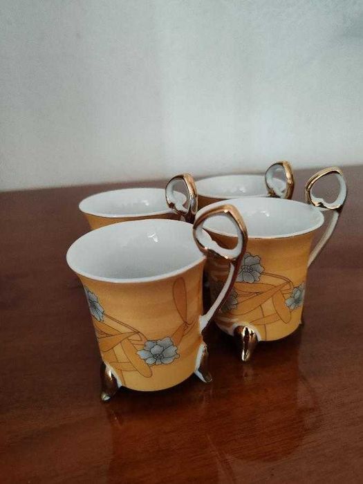 Vând mici obiecte de veselă: cupe șampanie și cești cafea. „La pachet” donez mileuri foarte frumoase.
