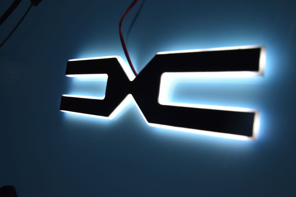 Sigla luminoasa Dacia