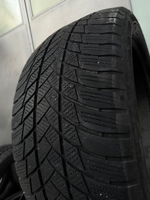 Комплект зимни гуми Bridgestone 285/45/21