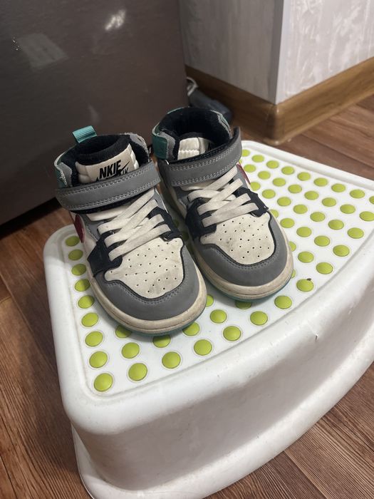 Кроссовки на мальчика 2000 тг 24 размер