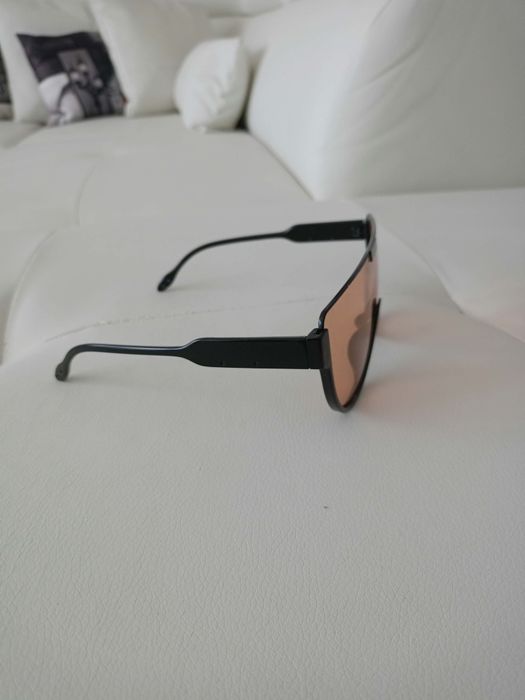 Vând ochelari de soare fashion produs de calitate superioara.