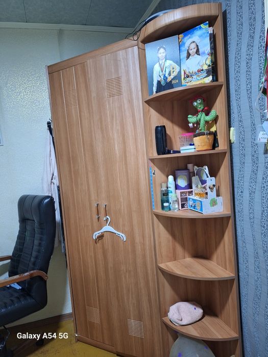 Продам угловой шкаф