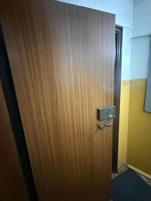 металлическая дверь