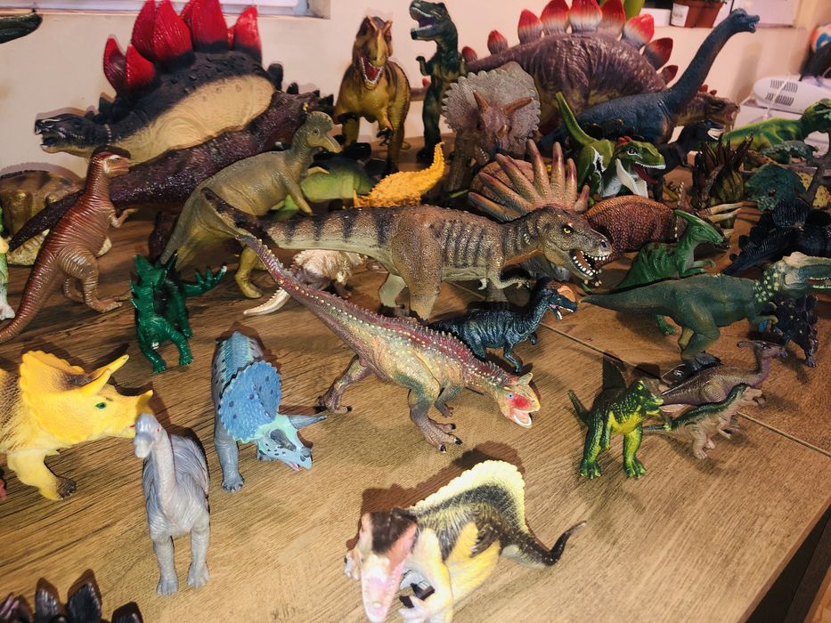 Лот Динозавти.