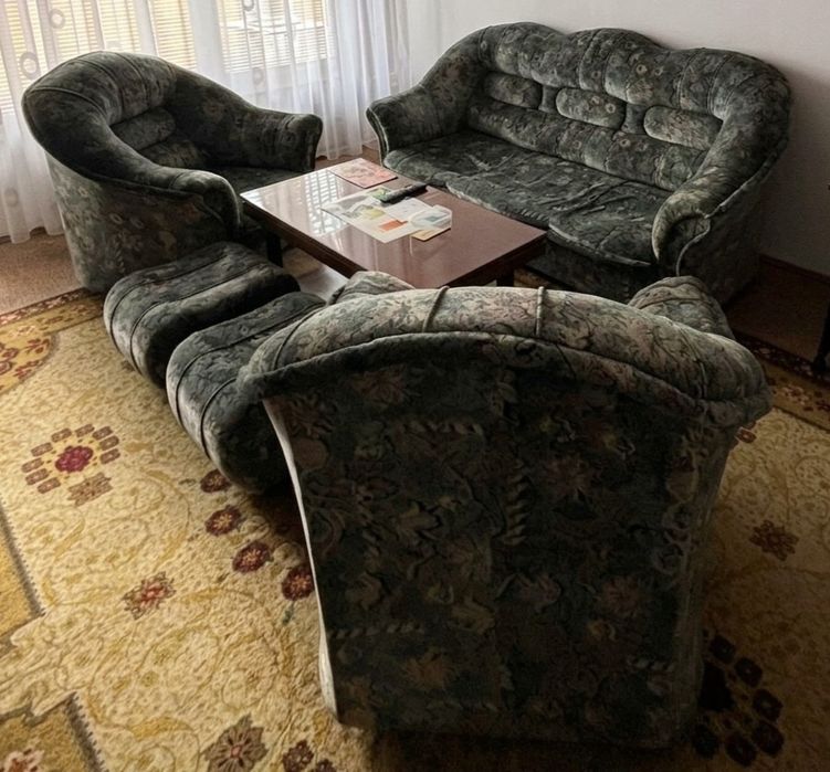 Холова гарнитура с маса