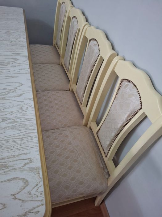Стол со стульями в отличном состоянии