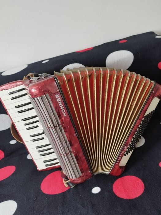Vând acordeon hohner Hareta de 72 de bași