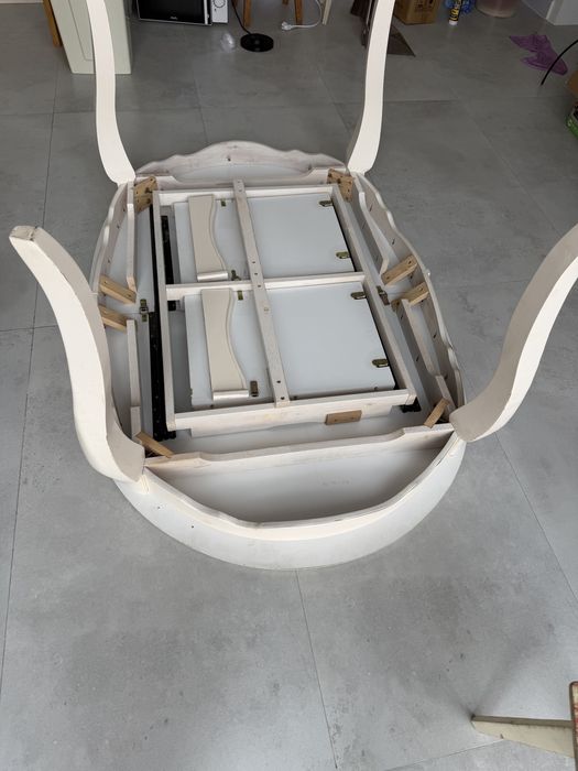 Продам бежевый стол