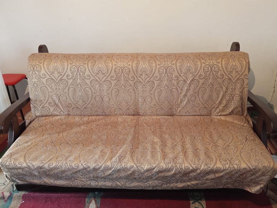 Раскладной диван. В разложенном состоянии длина 2,40 м.