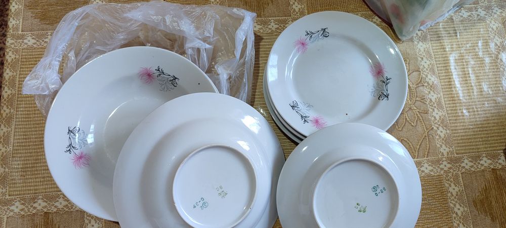 Тарелки виниажные и блюдца