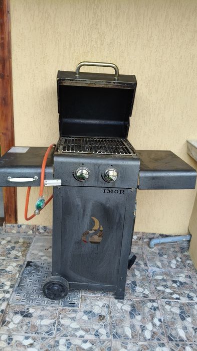 Vând grătar pe gaz