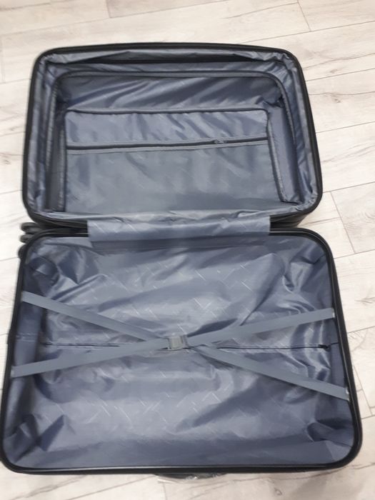 Чемодан L новый 21.000