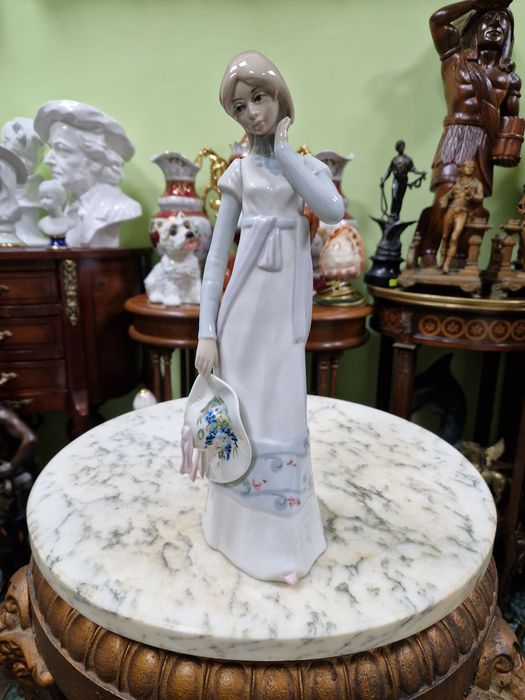 Страхотна антикварна испанска порцеланова фигура Casades