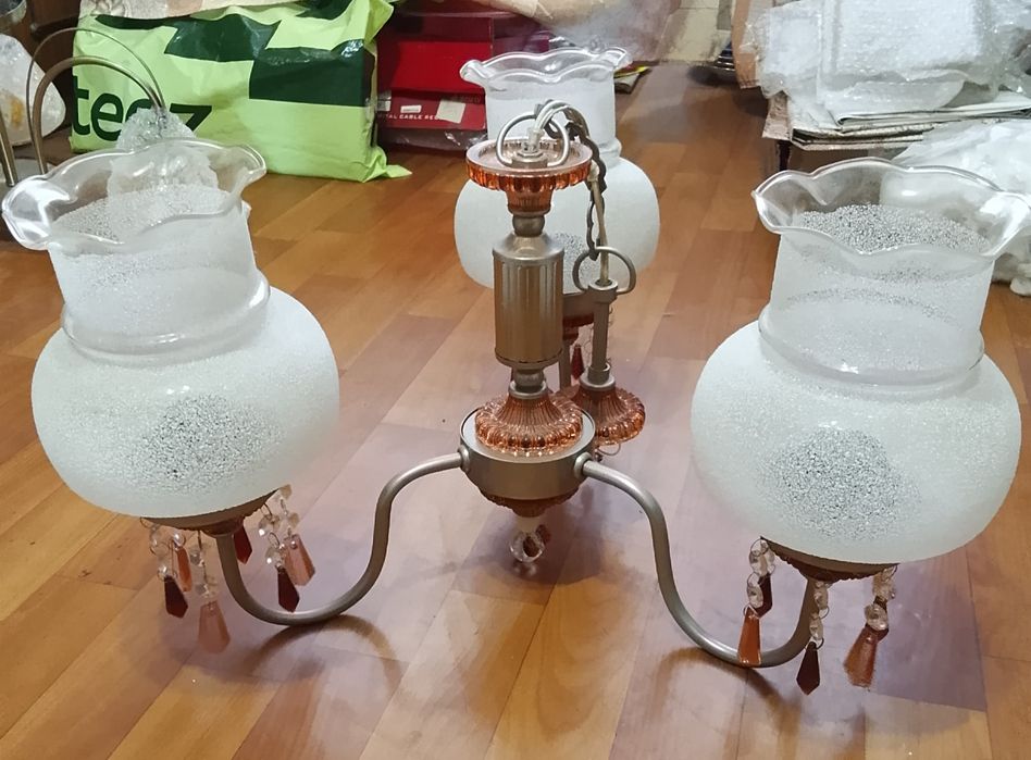 Продам люстры, бра и светильники