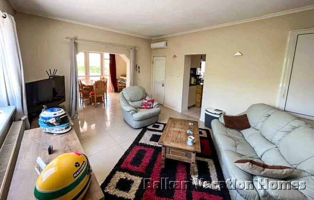 Триетажна къща с басейн и гледка море в Топола