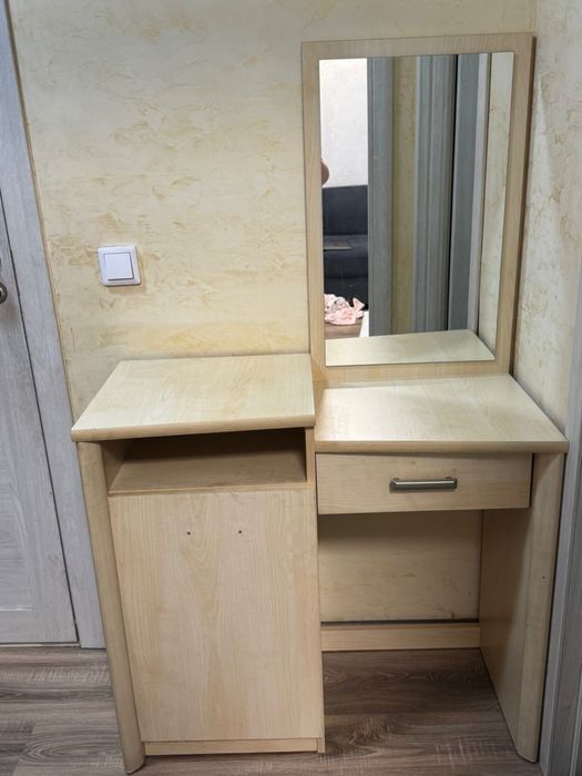 Трюмо с зеркалом