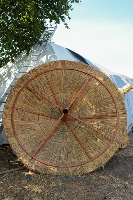 Umbrele din stuf cu cadru metalic