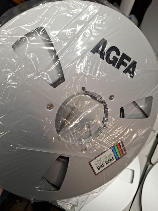 Продавт се метални ролки и ленти за ролков магнетофон на AGFA.