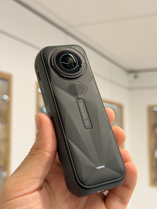 Insta 360 X5.