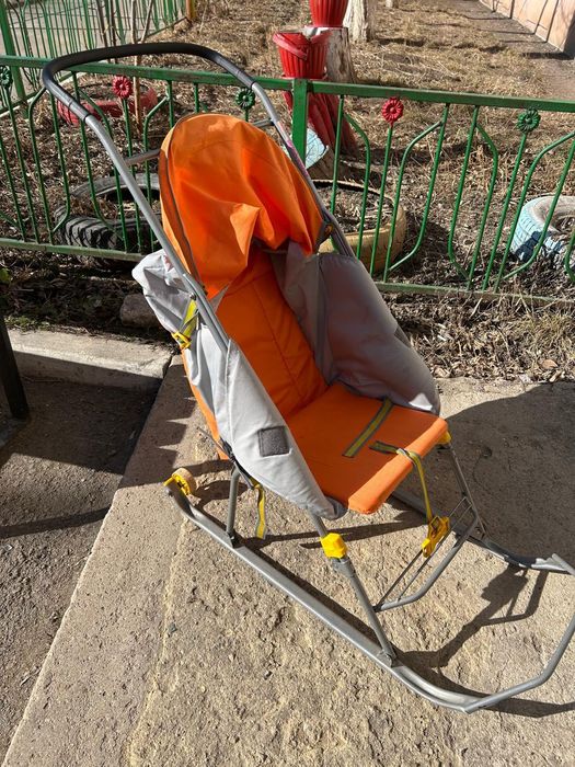 Санки закрытые с колесиками