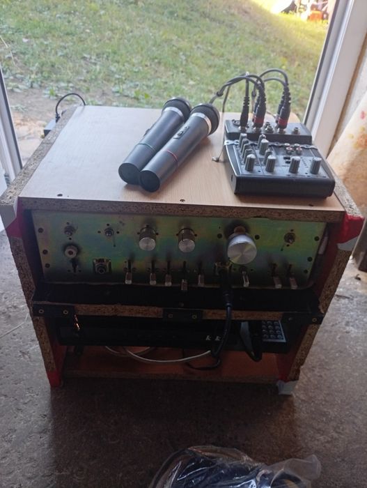 Vând boxe și bloc cu amplificator mixer și microfon