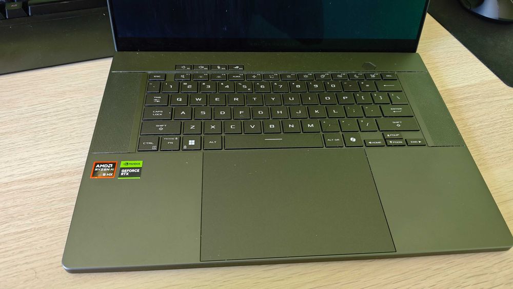 Лаптоп Asus Zephyrus G16 2024, Ryzen HX370, RTX4060, 32GB RAM, 1TB SSD