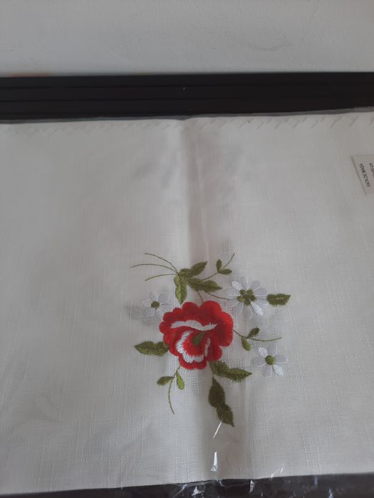 Față de masă cu broderie florala