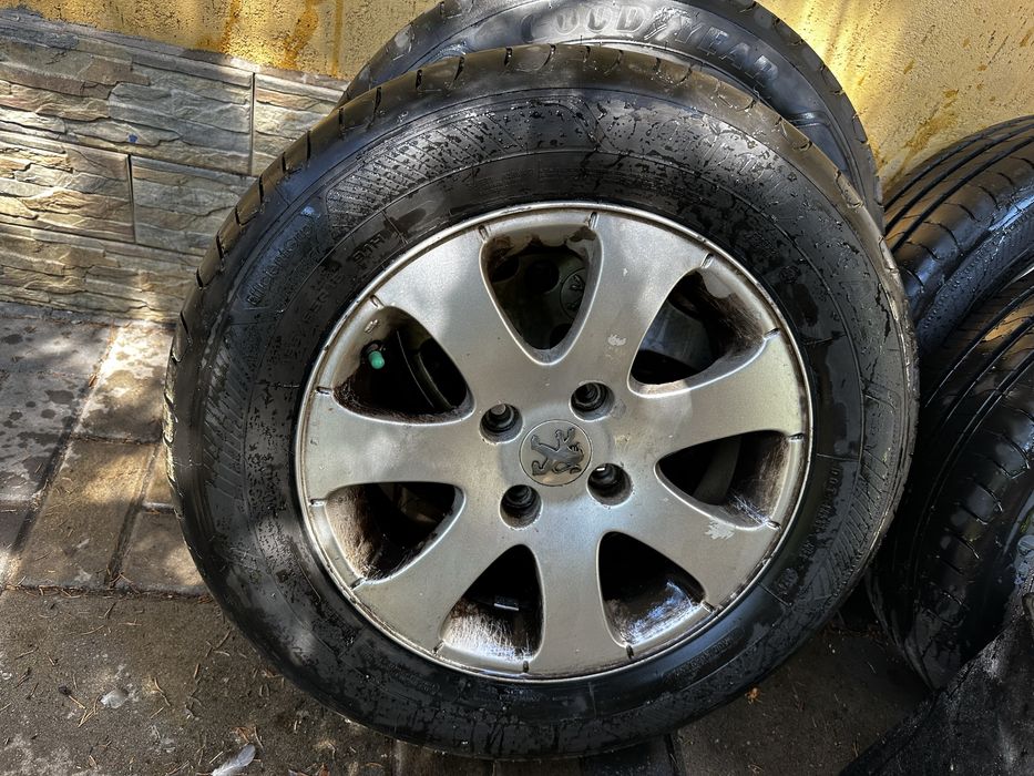 Anvelope Goodyear cu jante aliaj 15