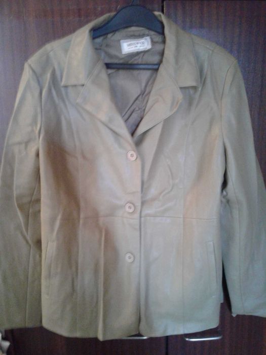 Продавам кожено манто