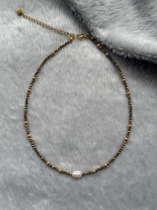 Ръчно изработени колиета от естествени перли, камъни и стомана